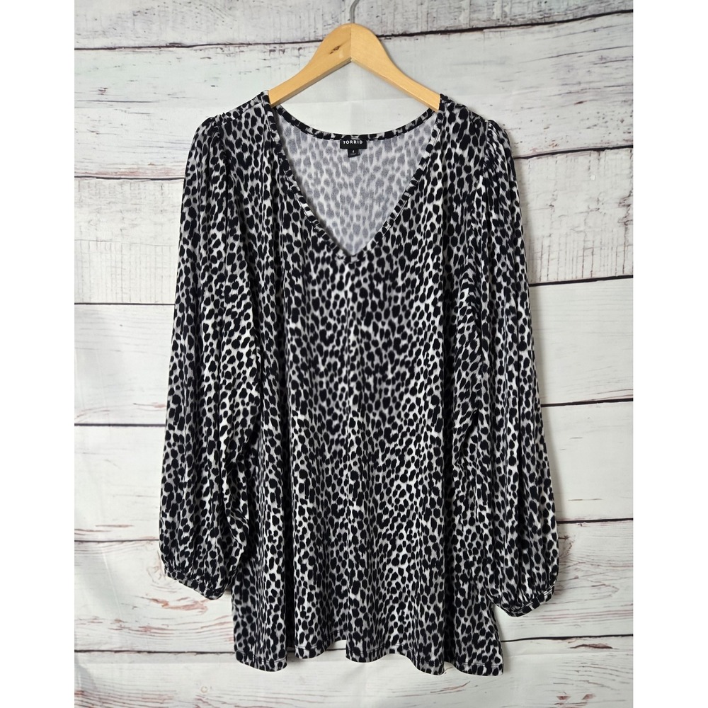 Torrid Womens Top Size 4 Black White Animal Print V-Neck Long Puff Sleeve Plus